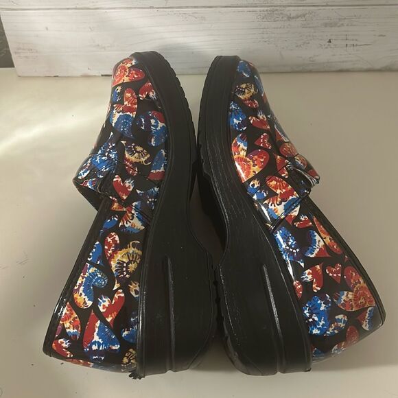 Easy Works By Easy Street Laurie 7 W Clogs Tie Dye Hearts Slip Resistant - Picture 5 of 7